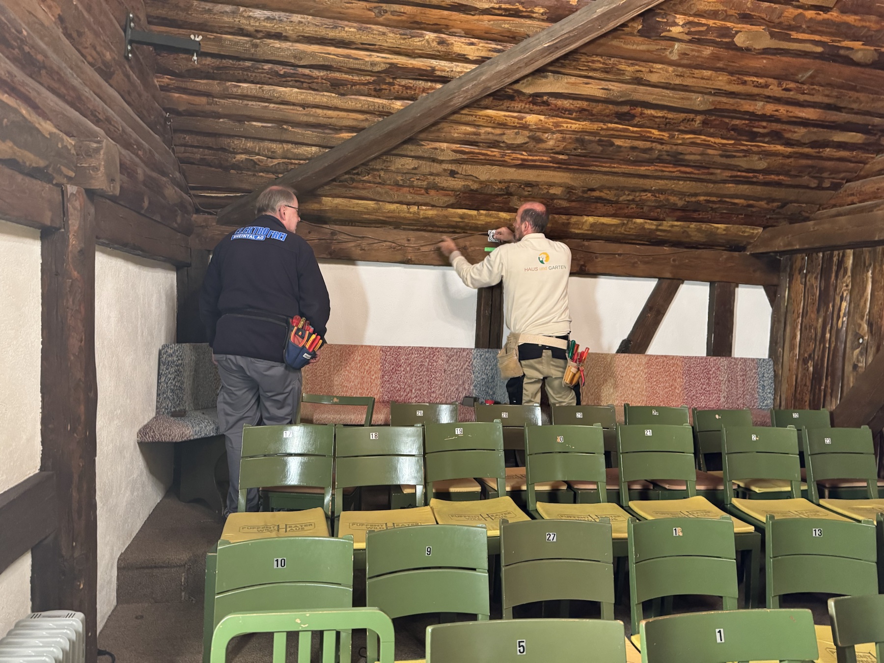 Helfer bei Montagearbeiten im Zuschauerraum