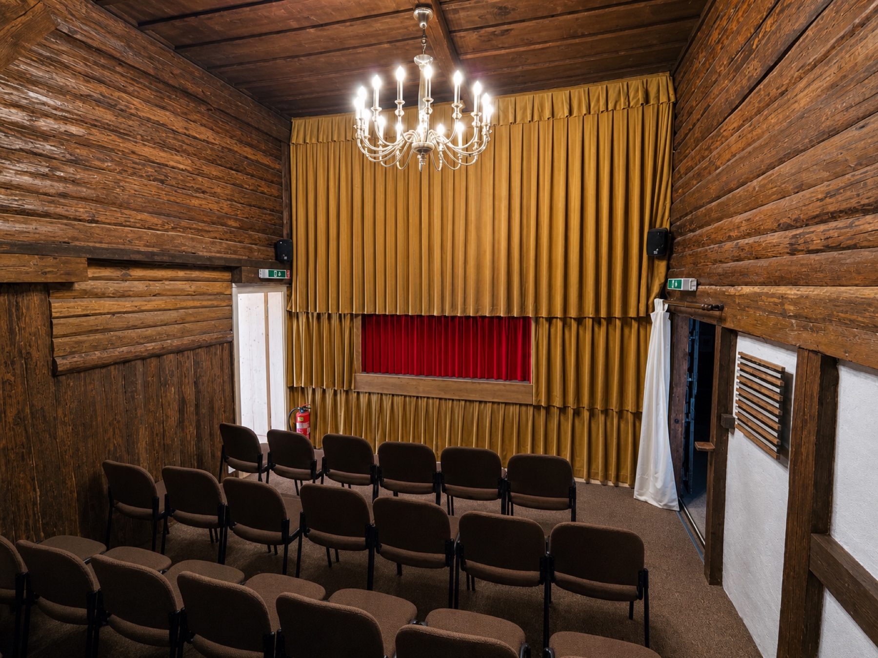 Zuschauerraum des Puppentheaters Wildhaus mit dem mehr als 40 Jahre alten gelben Bühnenvorhang