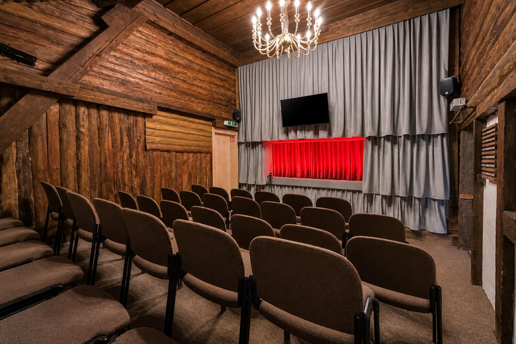 Zuschauerraum und Bühne des Puppentheaters Wildhaus mit dem neuen grauen Vorhang